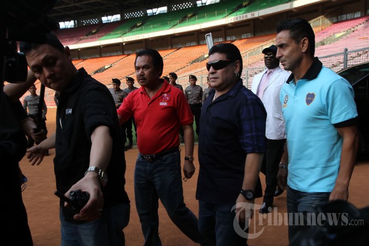 Diego Maradona Sapa Peserta Coaching Clinic dan Penggemar