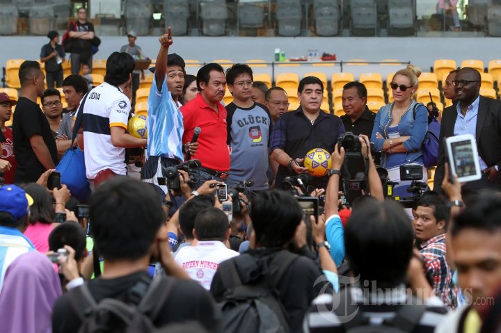 Diego Maradona Sapa Peserta Coaching Clinic dan Penggemar