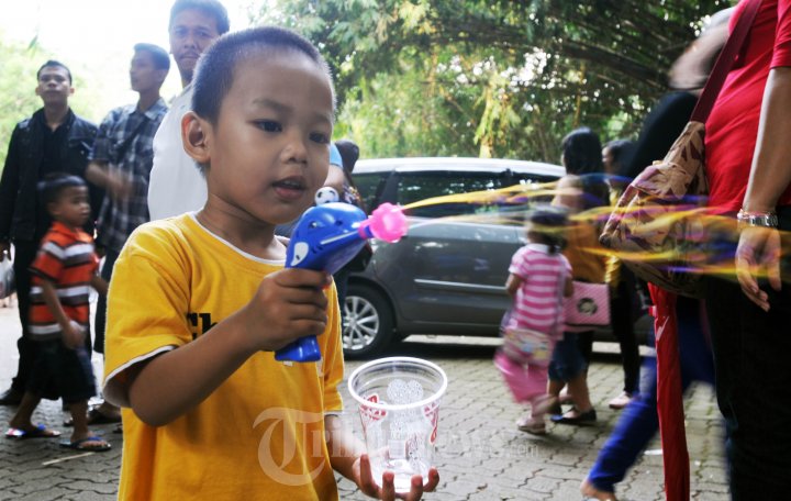 Wisatawan Bonbin Ragunan Bermain Balon