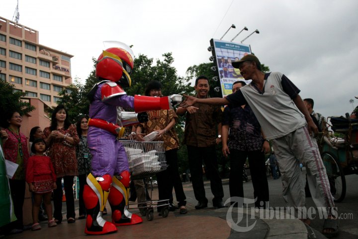 Pembagian Takjil di Mal Ciputra Semarang
