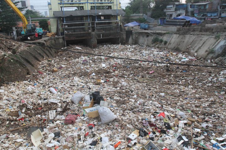 Sampah Menumpuk di Pintu Air Manggarai