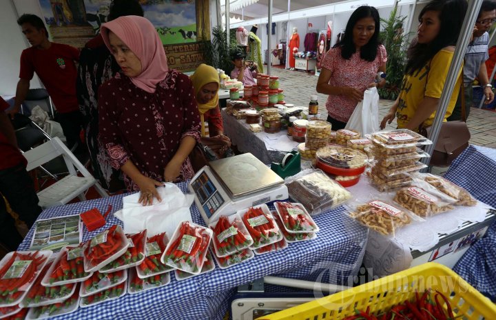 Warga membeli sembako di salah satu stand UMKM Expo di halaman Irti, Monumen Nasional, Jakarta Pusat, Kamis (18/7/2013). Pameran serangkaian Monas Expo ini diikuti 200 peserta, menjual berbagai macam kebutuhan pokok yang murah bagi warga. Acara tersebut akan berlangsung hingga 20 Juli mendatang. 