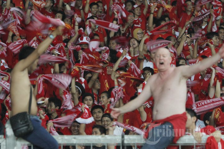 Aksi Suporter dalam Laga Indonesia XI vs Liverpool