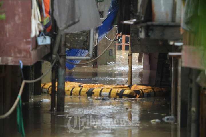 Kali Ciliwung Meluap Genangi Kampung Pulo