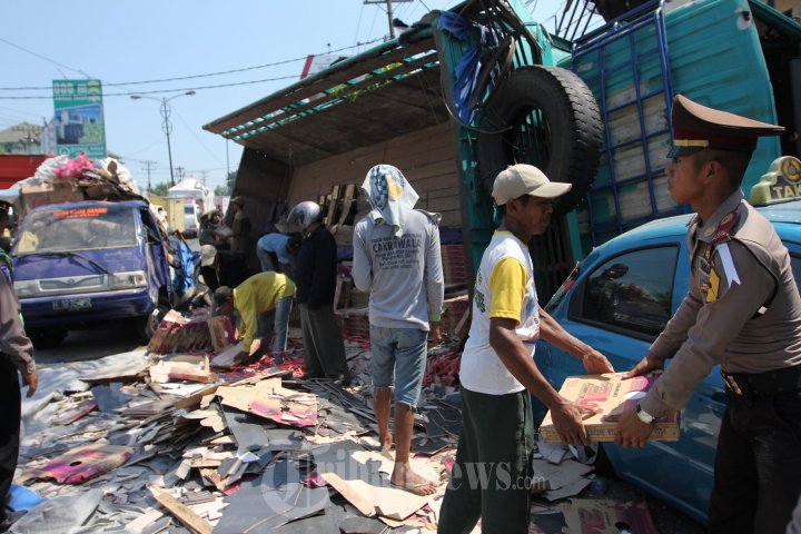 Kecelakaan Beruntun Tewaskan Seorang Loper Koran