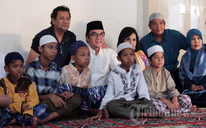Anggota DPR RI Komisi I Tantowi Yahya memberikan santunan kepada sejumlah santri sebelum melakukan bukan puasa bersama di Pesantren Nahjul Huda,Jalan HH, Kebon Jeruk, Jakarta Barat, Selasa (23/7/2013). 