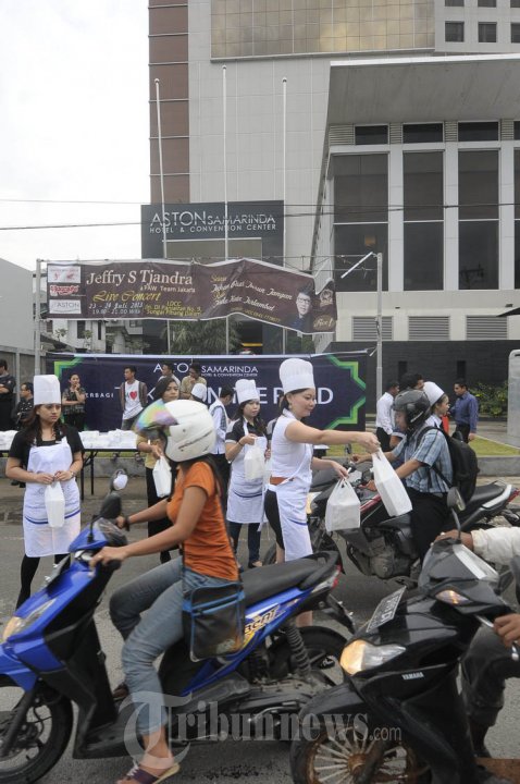 Karyawan Hotel Aston Bagi Tajil