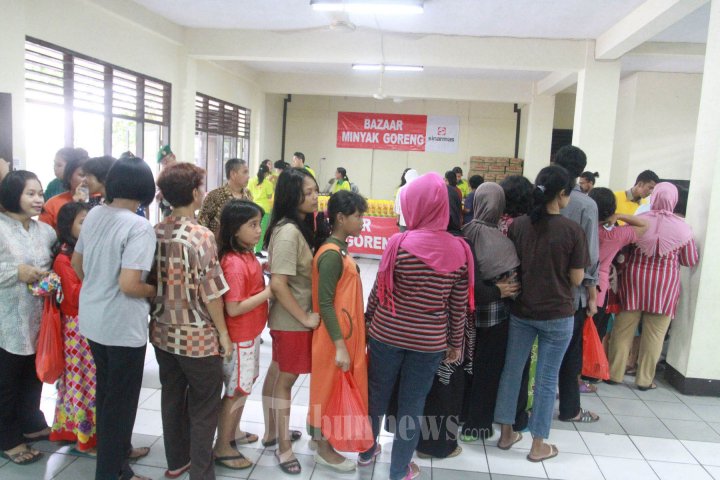 Warga Antre Sembako Murah