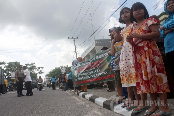 Unjuk Rasa Guru dan Murid Tolak Penggusuran Bangunan SD Petrus T