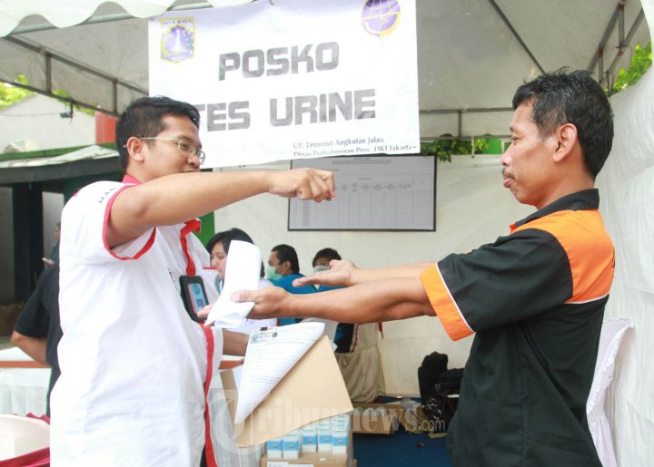 Tes Urine Pengemudi Angkutan Lebaran di Terminal Kalideres
