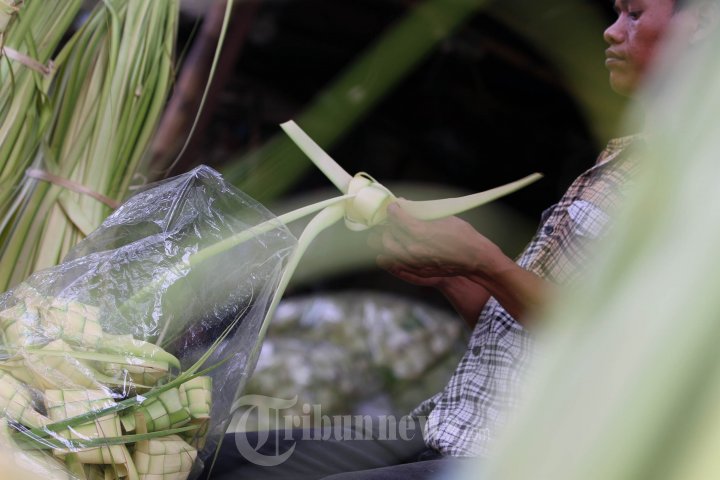 Penjual Kulit Ketupat Lebaran