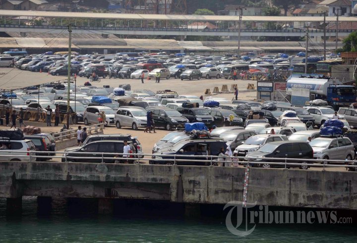 Penumpukan Kendaraan Pemudik di Pelabuhan Merak