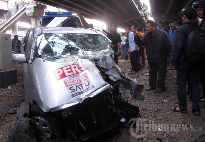 Mobil Berita Satu News Channel Tertabrak Kereta