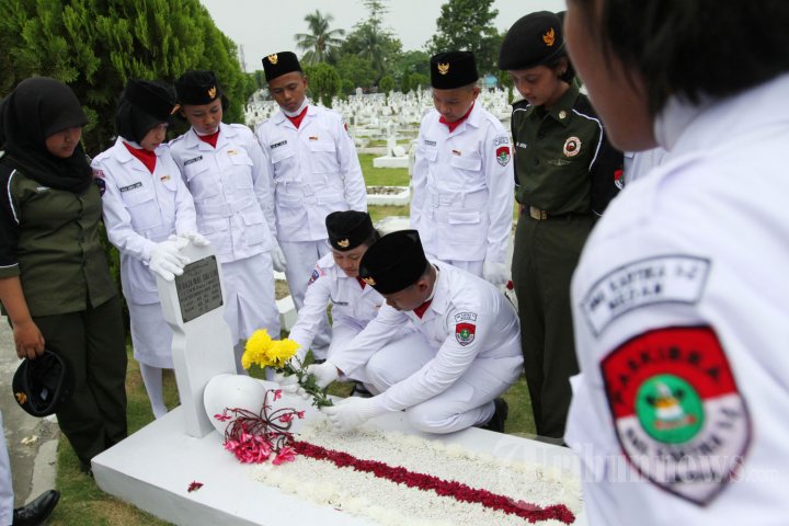 Paskibra Ziarah ke Taman Makam Pahlawan