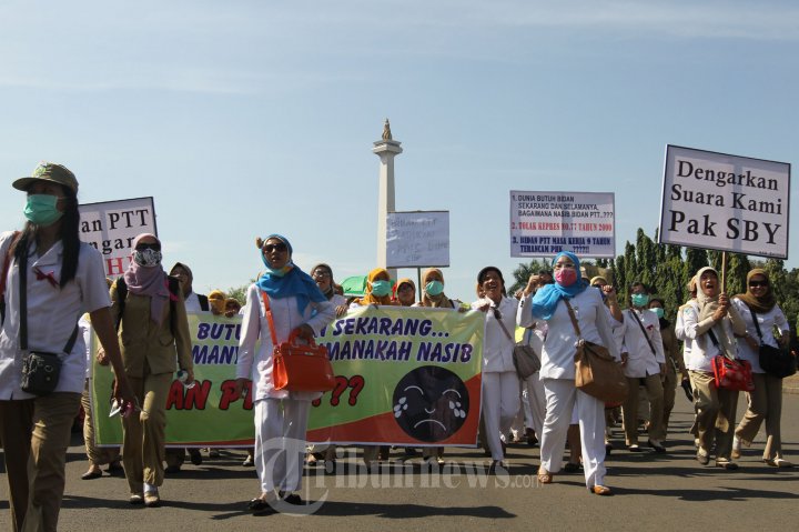 Unjuk Rasa Bidan PTT
