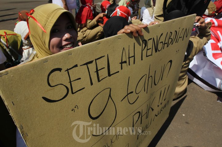 Unjuk Rasa Bidan PTT