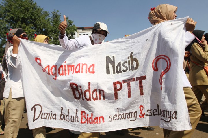 Unjuk Rasa Bidan PTT