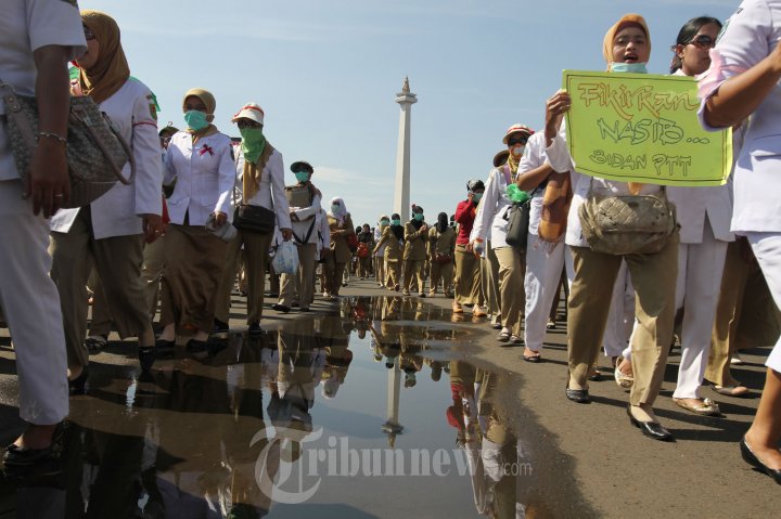 Unjuk Rasa Bidan PTT
