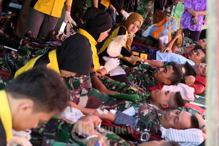 TNI dan Polri Donor Darah Dalam Bakti Sosial