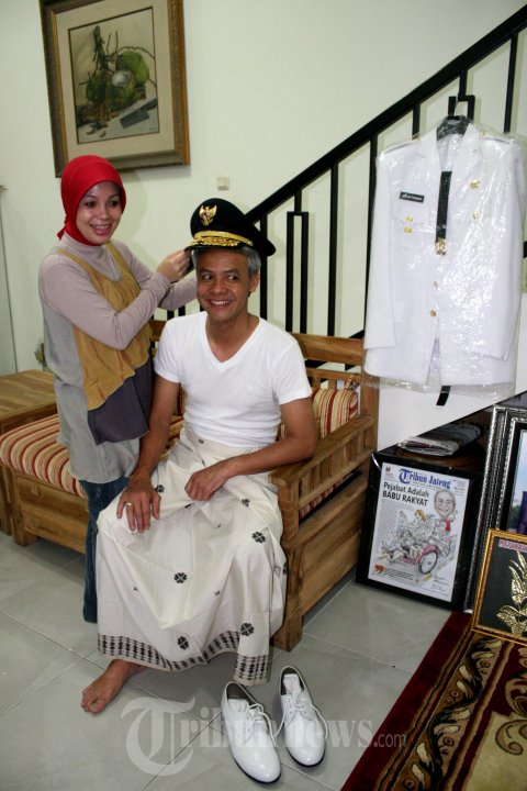 Ganjar Pranowo Dibantu Istri Bersiap Siap Untuk Dilantik