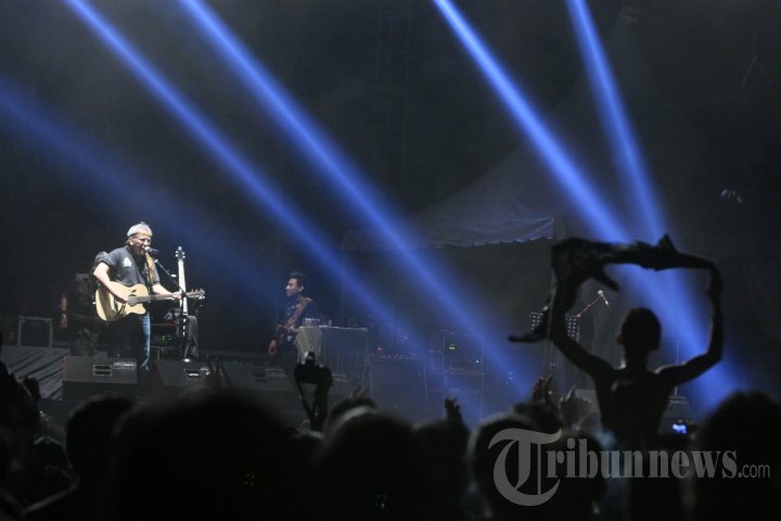 Aksi IWAN FALS dalam TOP Concert
