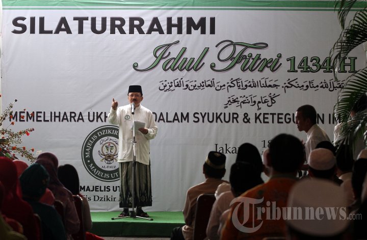 Mantan Gubernur DKI Jakarta, Fauzi Bowo memberikan sambutan dalam acara silaturahmi Idul Fitri di kediamannya, Jalan Teuku Umar, Jakarta Pusat, Minggu (25/8/2013). Acara halal bi halal yang diadakan Majelis Dzikir Al Fauz tersebut merupakan penampilan perdana Fauzi Bowo selepas menjabat sebagai gubernur. 