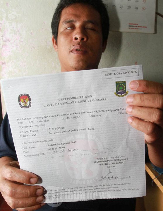 Warga Tunjukkan Surat Pencoblosan Pilkada Tangerang