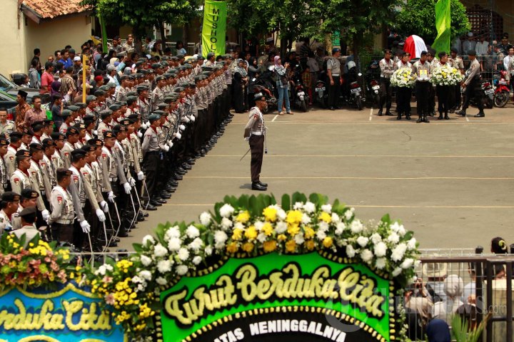 Penghormatan Terakhir dan Pemakaman Bripka Sukardi
