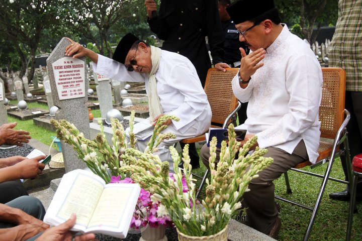 BJ Habibie Bersama Fauzi Bowo Nyekar Ainun Habibie