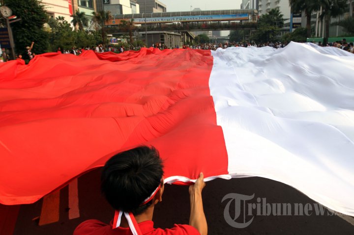 Bendera Merah Putih Raksasa Dukung Timnas U-19 di Piala AFF