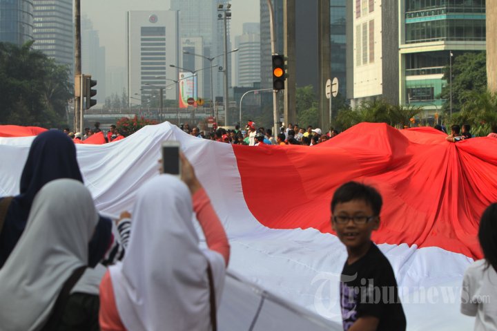 Bendera Merah Putih Raksasa Dukung Timnas U-19 di Piala AFF