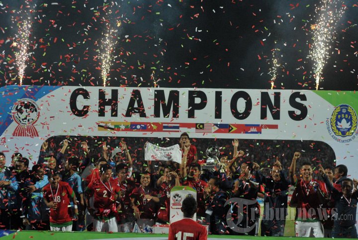 Seluruh pemain Timnas Indonesia U-19 melakukan selebrasi sambil memegang piala AFF U-19 usai mengalahkan Timnas Vietnam, pada Pertandingan Final AFF Championship U-19 di Gelora Delta Sidoarjo. Minggu (23/20/2013). Dengan Kerja Keras dan kekompkan Timnas Indonesia U-19 berhasil menjadi Juara Pertama usai Drama Adu Finalti dengan skor 7-6. 