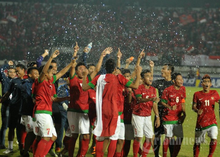 Seluruh pemain Timnas Indonesia U-19 melakukan selebrasi usai mengalahkan Timnas Vietnam, pada Pertandingan Final AFF Championship U-19 di Gelora Delta Sidoarjo. Dengan Kerja Keras dan kekompkan Timnas Indonesia U-19 berhasil menjadi Juara Pertama usai Drama Adu Finalti dengan skor 7-6. 