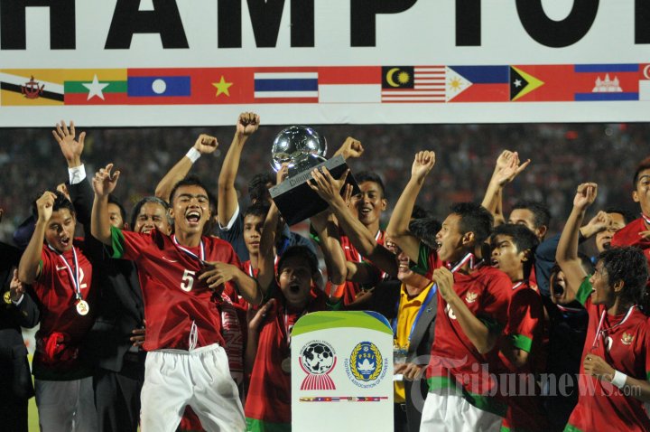Seluruh pemain Timnas Indonesia U-19 melakukan selebrasi sambil memegang piala AFF U-19 usai mengalahkan Timnas Vietnam, pada Pertandingan Final AFF Championship U-19