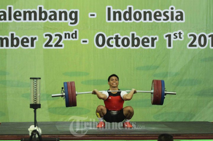 Atlet Angkat Besi Indonesia Eko Yuli Irawan Mendapat Medali Emas