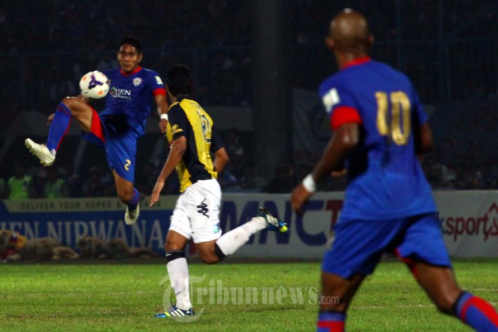 Purwaka Yudhi Mengontrol Bola