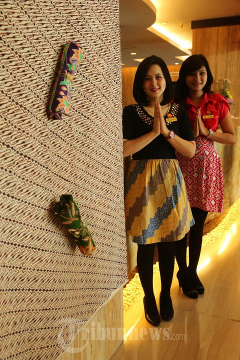 Karyawan Hotel Grand Clarion Peringati Hari Batik Nasional