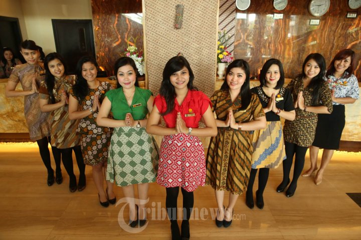 Karyawan Hotel Grand Clarion Peringati Hari Batik Nasional
