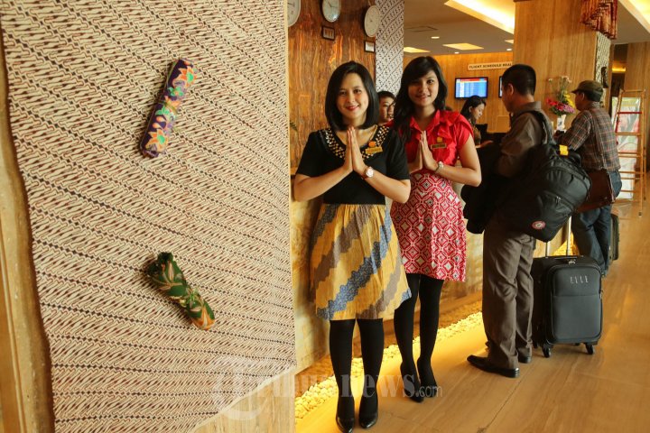 Karyawan Hotel Grand Clarion Peringati Hari Batik Nasional