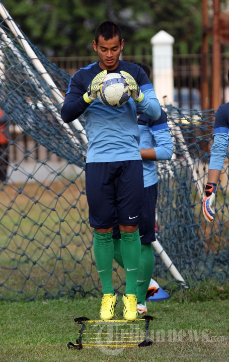 Penjaga gawang utama Timnas Indonesia U-19, Ravi Murdianto berlatih bersama rekan-rekannya untuk persiapan pertandingan melawan Korea Selatan di Lapangan C PSSI, Senayan, Jakarta Pusat, Jumat (11/10/2013). Indonesia memiliki nilai yang sama dengan Korea Selatan dalam babak penyisihan Grup G Piala AFC U-19, hanya berbeda selisih gol. 
