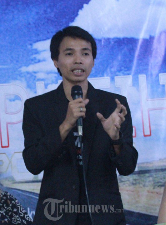 Denny Januar Sutradara Film Hitam Putih Metropolitan