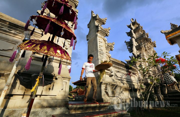 Persiapan prosesi upacara galungan di Pura Agung Amerta, Batam, Selasa (22/10/2013).