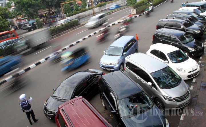 Parkir Kendaraan di Badan Jalan