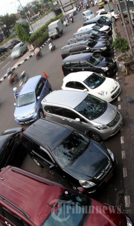 Parkir Kendaraan di Badan Jalan