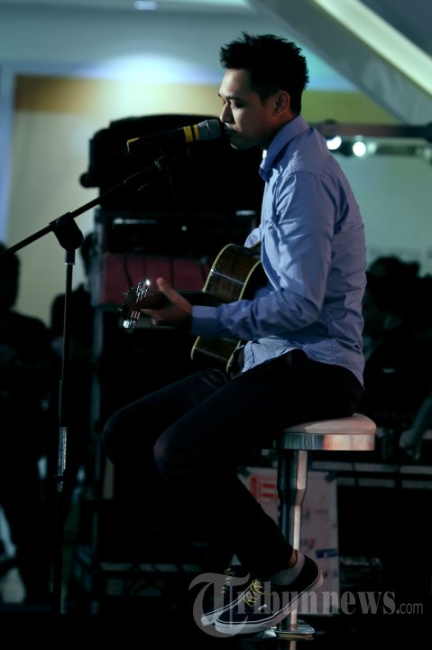 Aksi panggung penyanyi Bondan Prakoso saat menjadi salah satu pengisi acara pada peluncuran portal gaya hidup untuk anak muda dibawah naungan kantor berita ANTARA dengan nama Gohitzz.com di FX Mall, Senayan, Jakarta Pusat, Kamis (31/10/2013). peluncuran Gohitzz.com mengambil tema Go Green Go Hitzz ini juga mengajak para pengunjung yang hadir untuk mendukung gerakan penghijauan. 