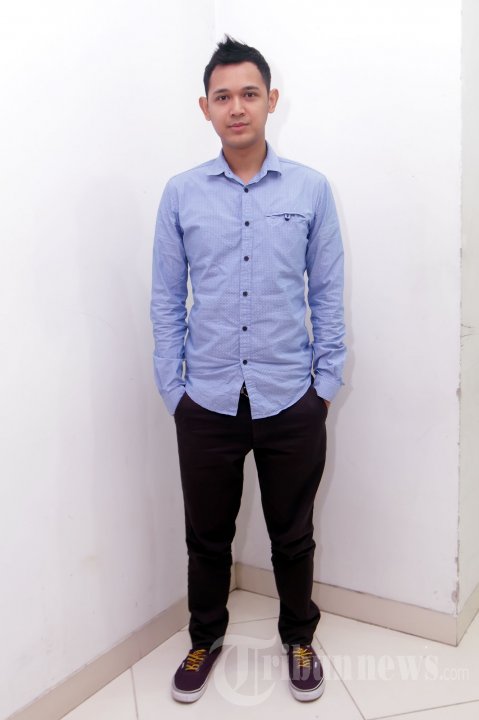 Aksi panggung penyanyi Bondan Prakoso saat menjadi salah satu pengisi acara pada peluncuran portal gaya hidup untuk anak muda dibawah naungan kantor berita ANTARA dengan nama Gohitzz.com di FX Mall, Senayan, Jakarta Pusat, Kamis (31/10/2013). peluncuran Gohitzz.com mengambil tema Go Green Go Hitzz ini juga mengajak para pengunjung yang hadir untuk mendukung gerakan penghijauan. 