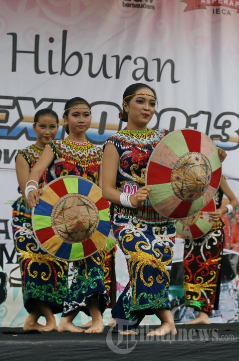 Tari Berladang di Festival Mahakam