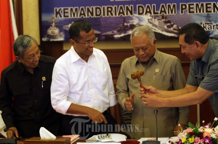PROGRAM PERTAHANAN - Ketua Komite Harian Kebijakan Industri Pertahanan (KKIP) dan Menteri Pertahanan (Menhan) Purnomo Yusgiantoro (no 2 dari kanan) , Ketua Harian KKIP dan Wakil Menteri Pertahanan Sjafrie Sjamsoeddin( Pling Kanan) Menteri BUMN Dahlan Iskan (baju putih) dan Menteri Riset dan Teknologi Gusti Muhamad dalam jumpa pres setelah sidang ke-10 KKIP di Kantor Kementerian Pertahanan (Kemhan), Jalan Medan Merdeka Barat, Jakarta Pusat, Rabu(6/11/2013). Dalam KKIP memaparkan soal program-program bidang produk yang dilaksanakan KKIP meliputi industri kapal selam dan PKR, industri rudal C-705, torpedo, roket dan bom-100ln. Juga industri medium tank, industri panser amphibi, industri CMS/IWS, industri pesawat angkut, industri pesawat terbang tanpa awak (PTTA/UAV), industri radar GCI, industri Alkom dan MKB untuk memperkuat Halustista NKRI. 
