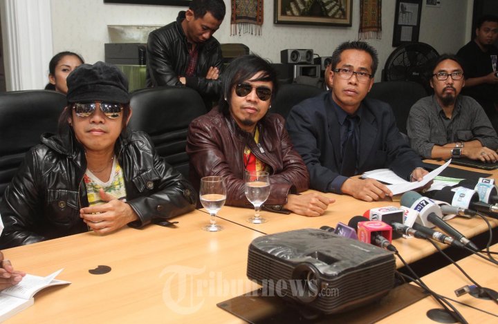 Ian Kasela dan Mouldy Somasi Inul Daratista