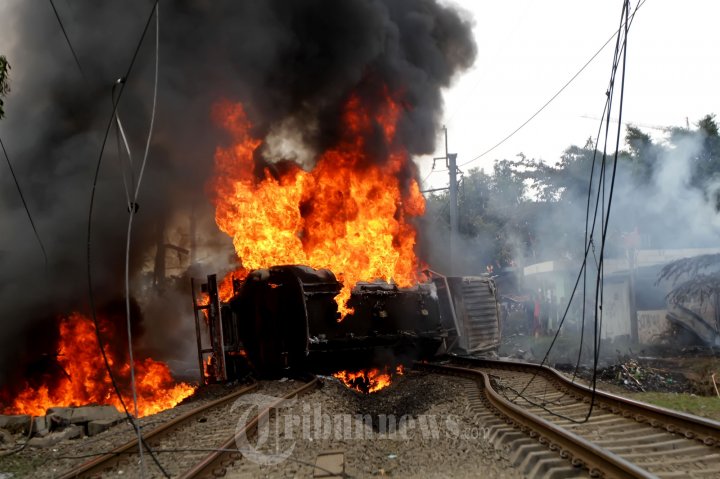 Kereta KRL Tabrak Truk Tangki BBM Pertamina